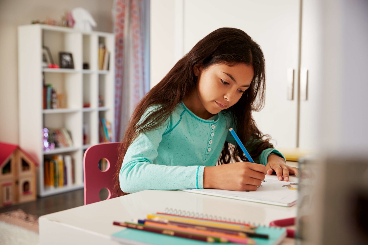 Giving homework. Do homework on the way. девушка сидит за столом и крутит ручку и читает документы.